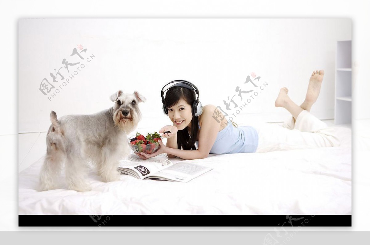 狗和女主人的亲蜜生活图片
