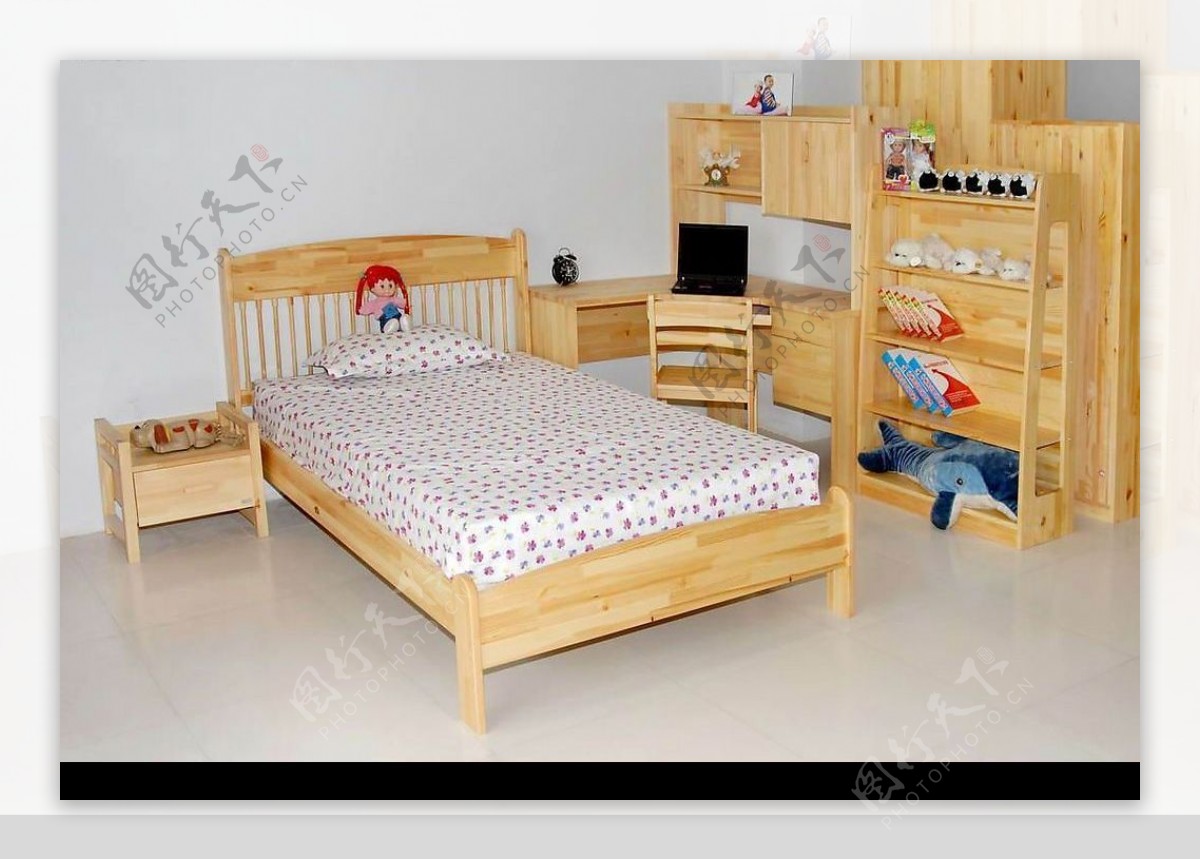 原木家具组合的儿童房图片