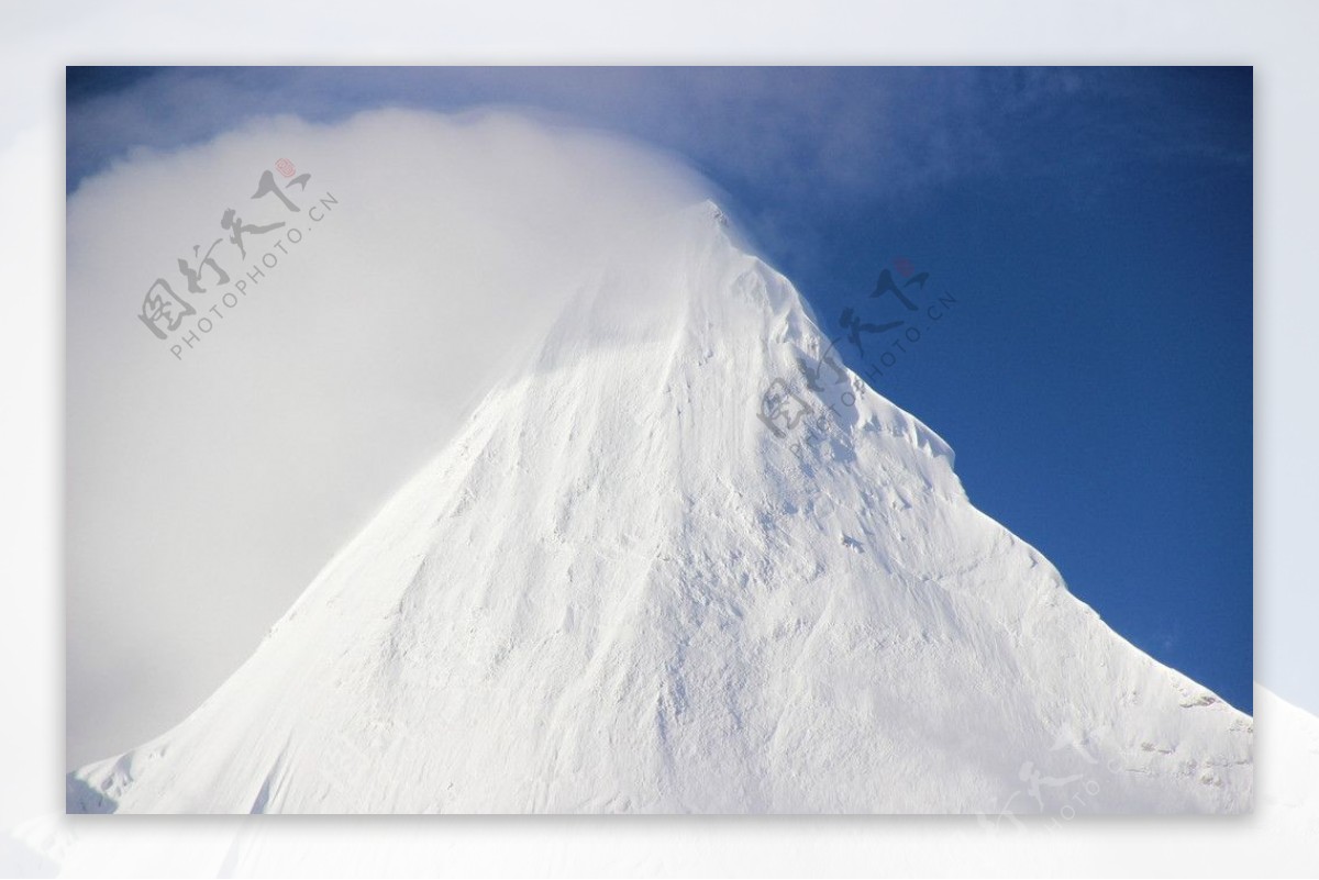 仙乃日雪山图片