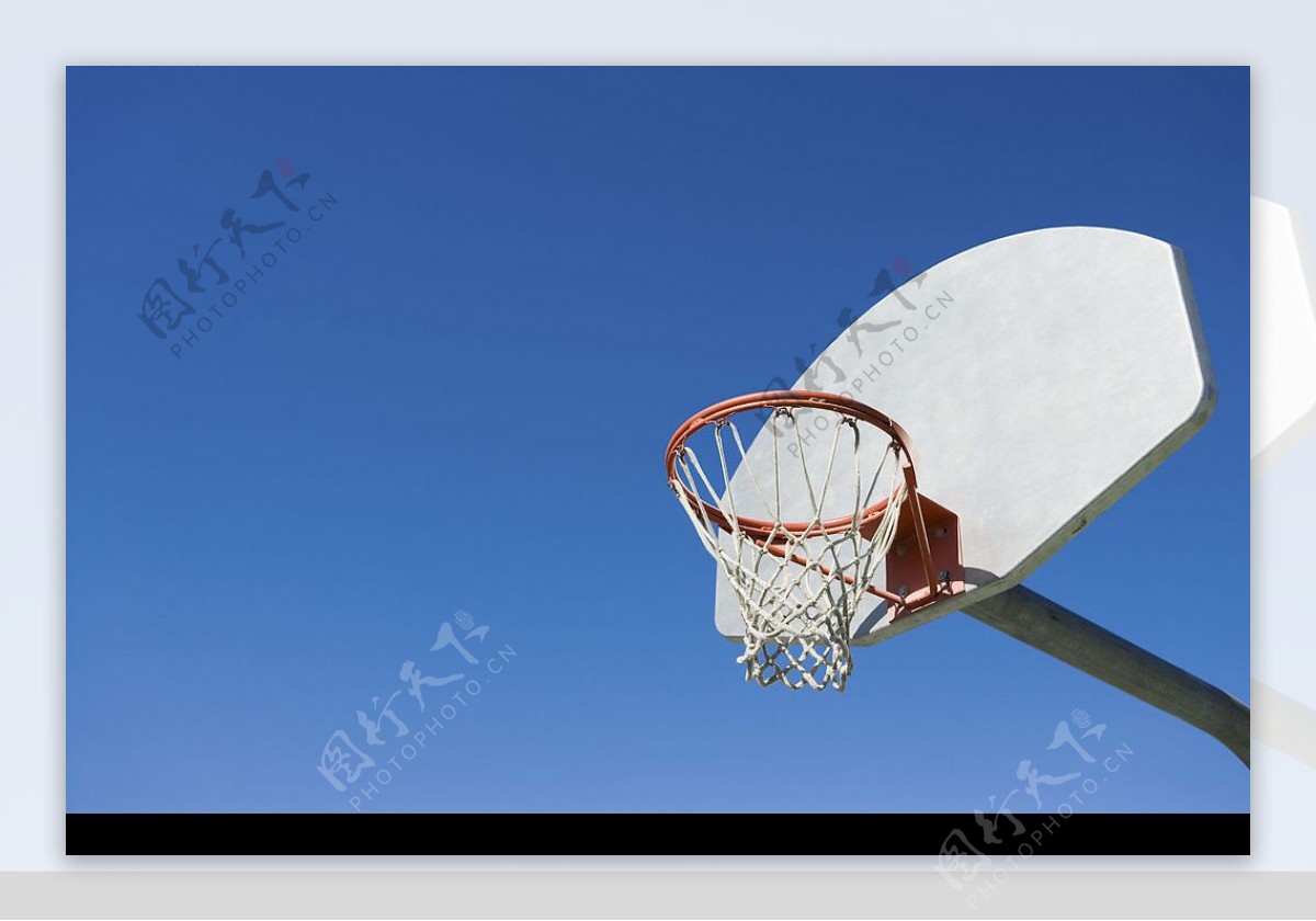 晴朗天空下的篮球架图片