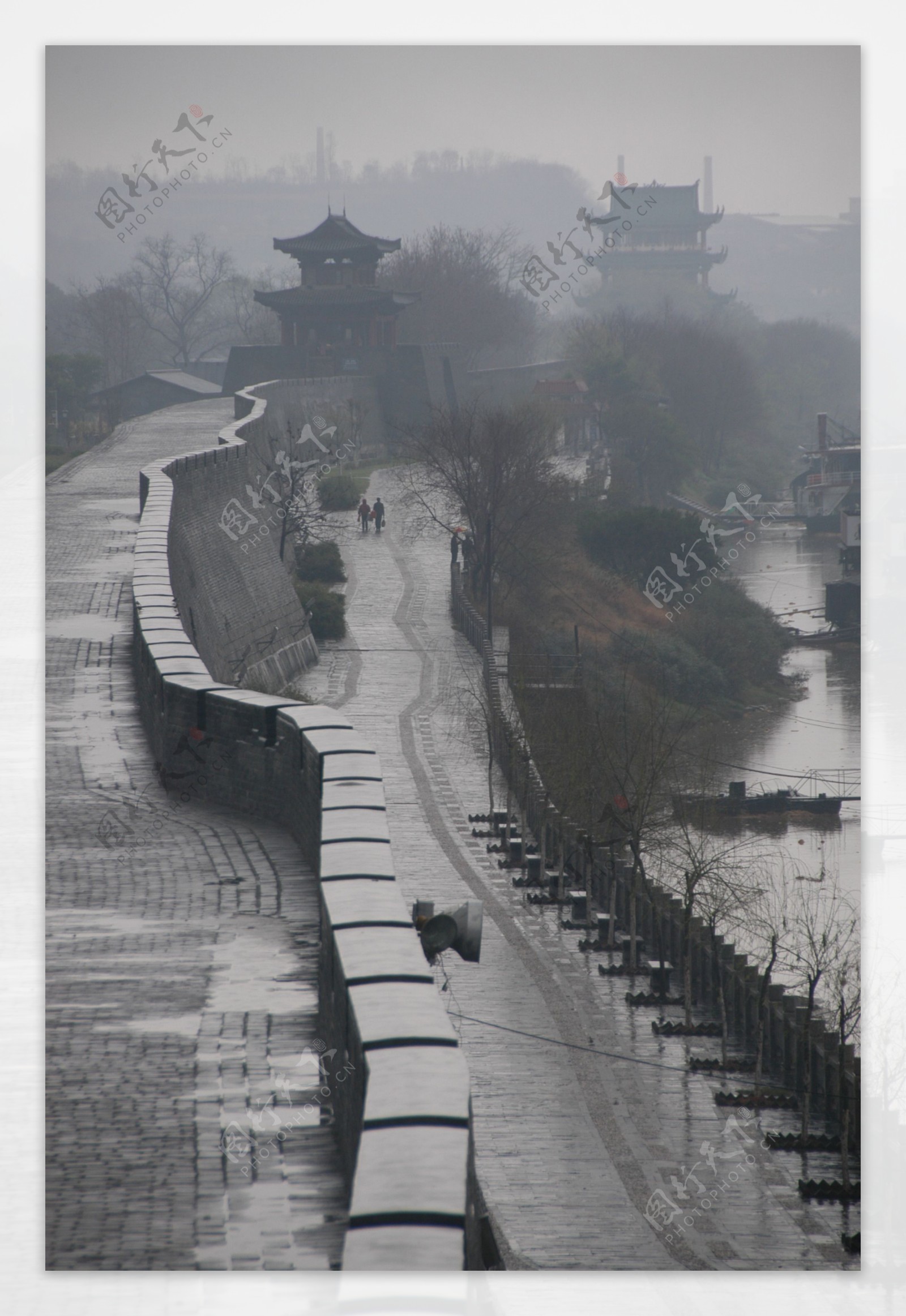 赣州城墙雨景图片