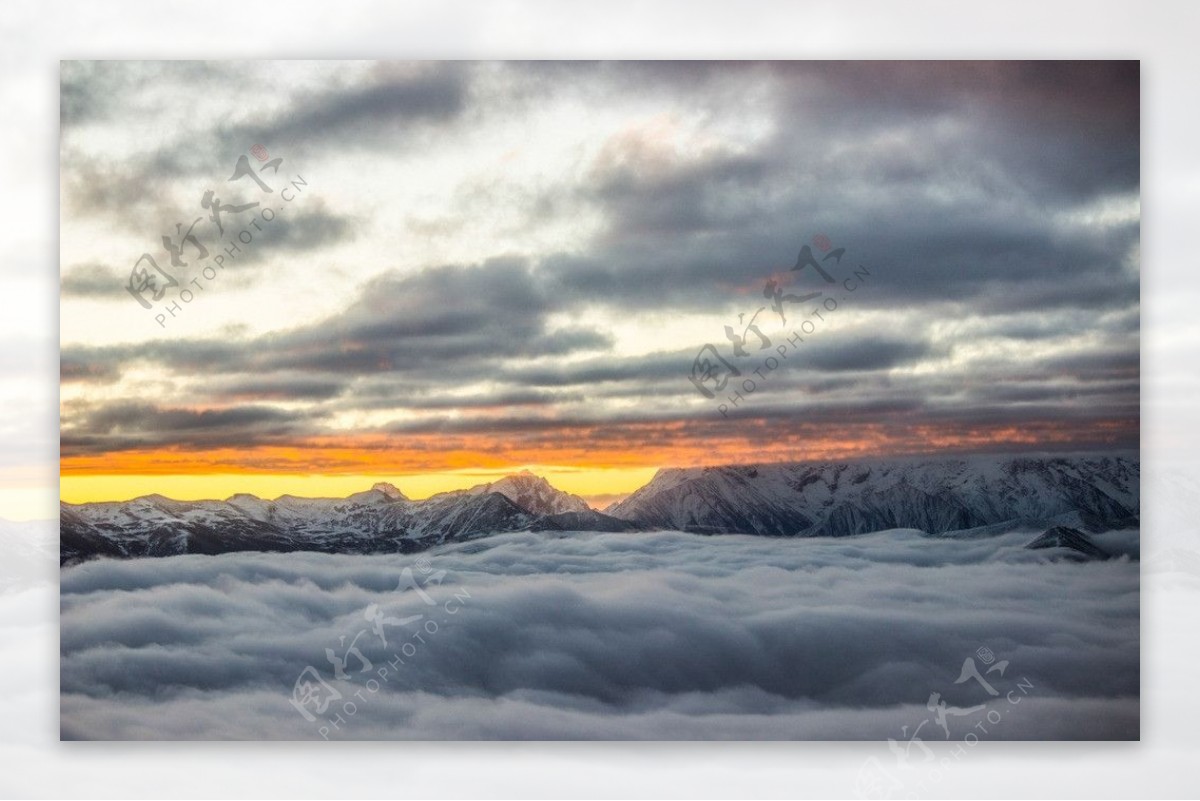 云海雪山图片