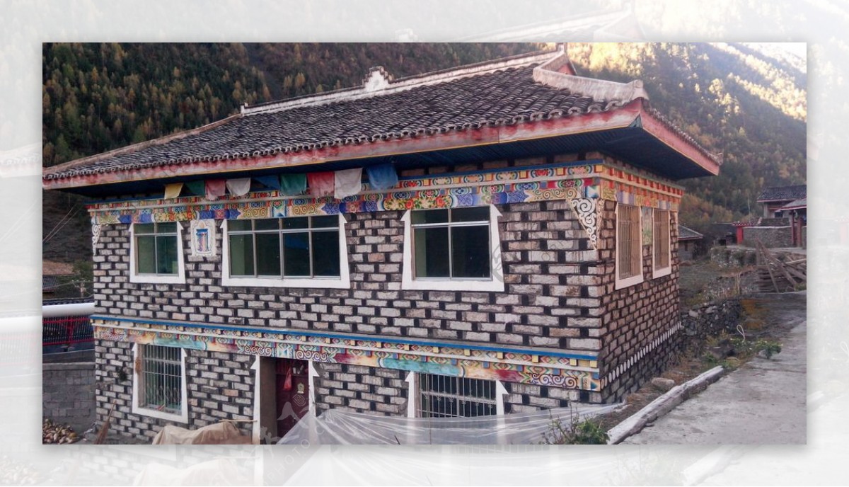 石头砌筑的藏族住宅图片