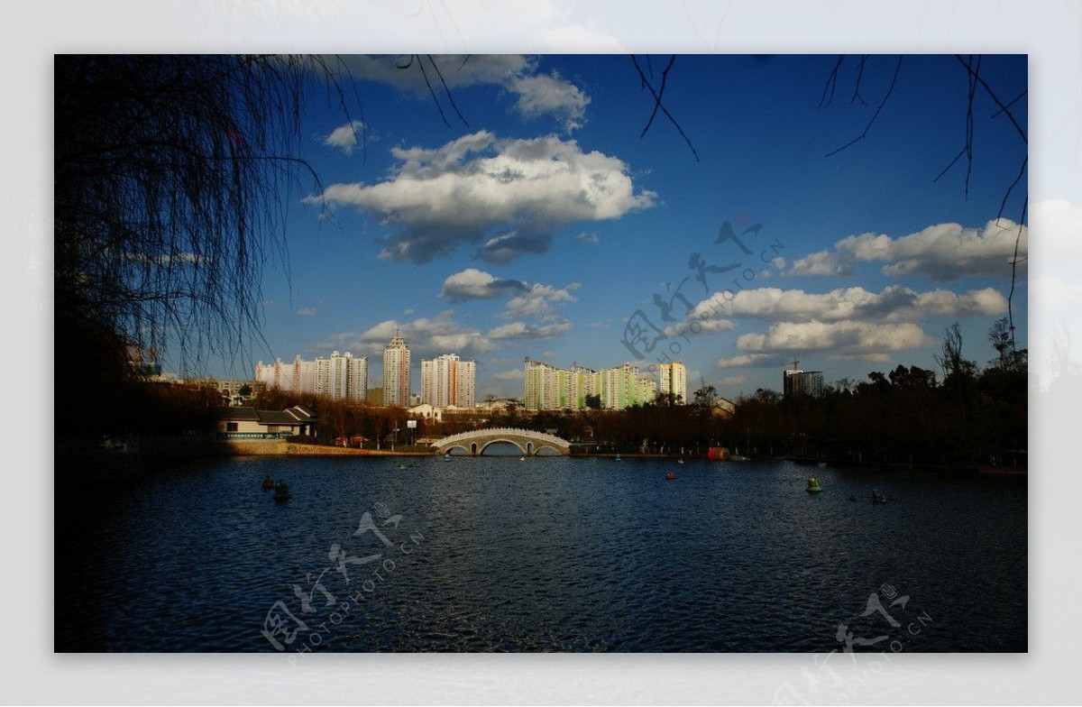城市湖景图片