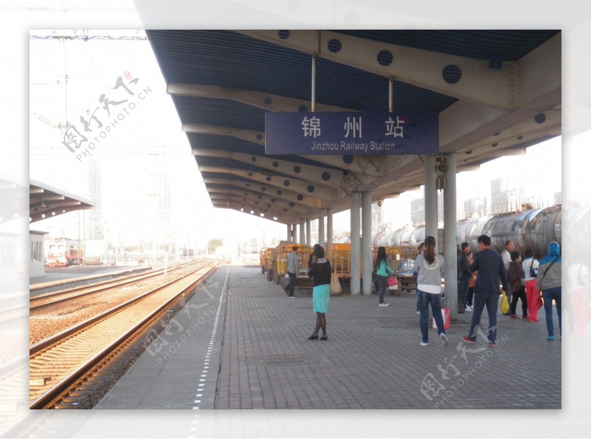 早晨的锦州火车站站台图片