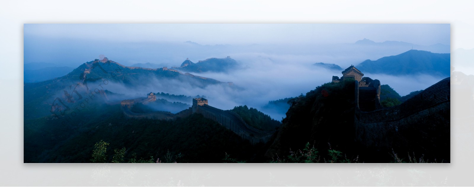 浓雾漫漫溢长城图片