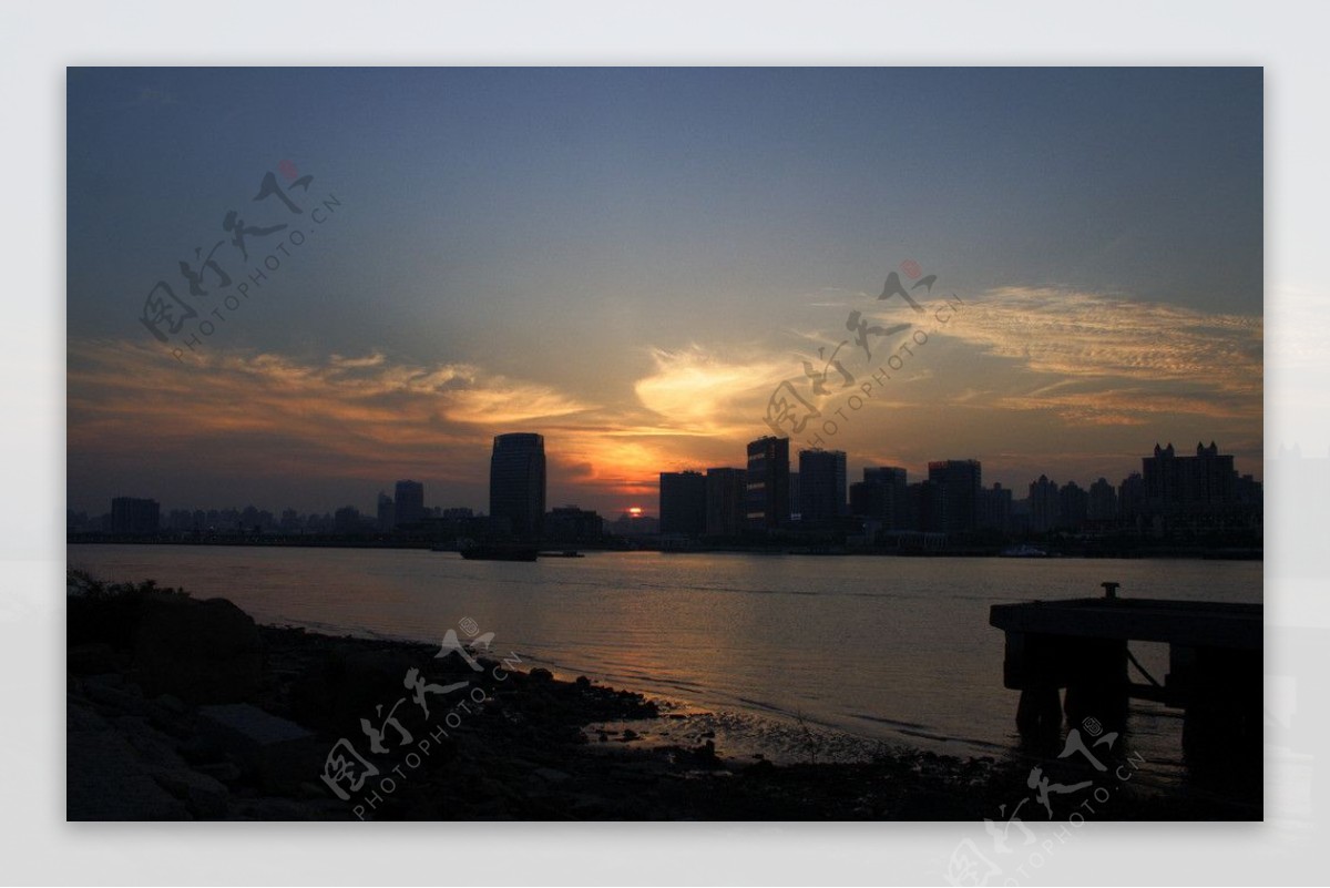 夕阳西下上海黄浦江图片