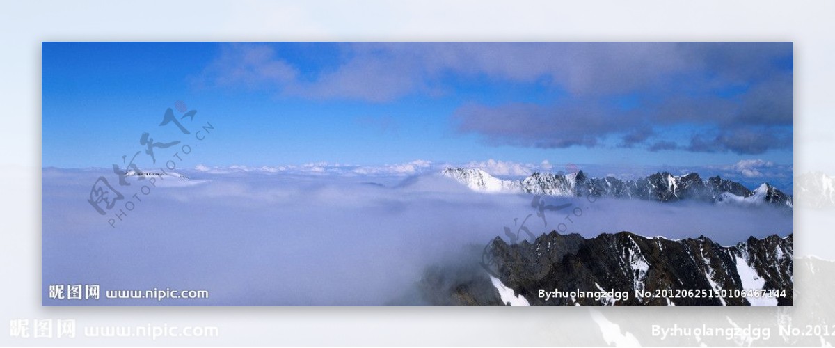 云雾里的雪山图片