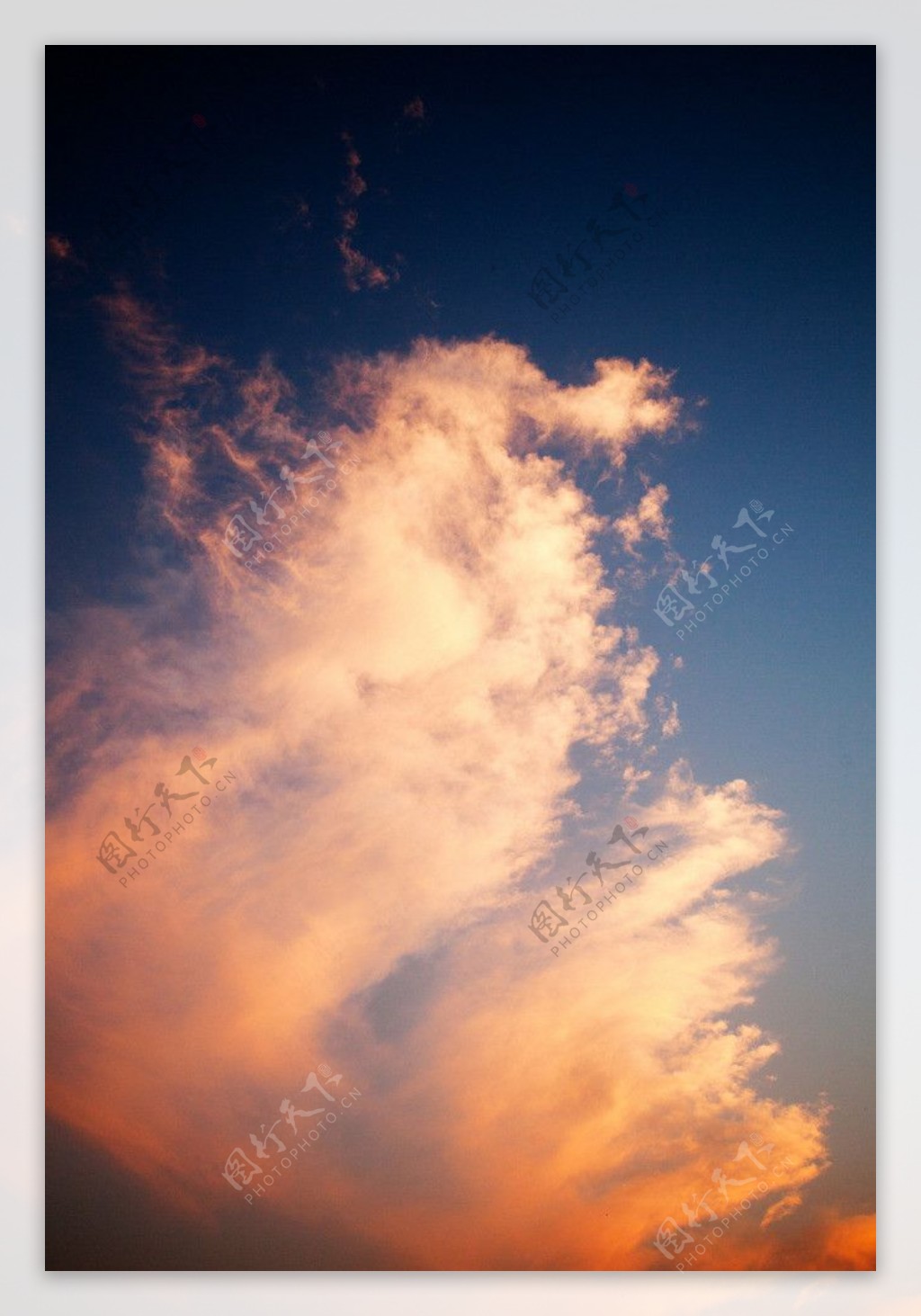 黄昏时的云图片