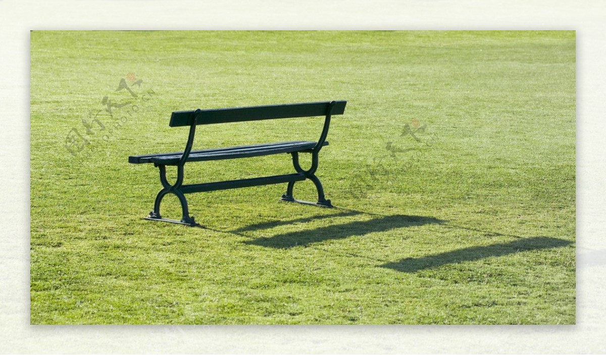 草坪上的休闲椅图片