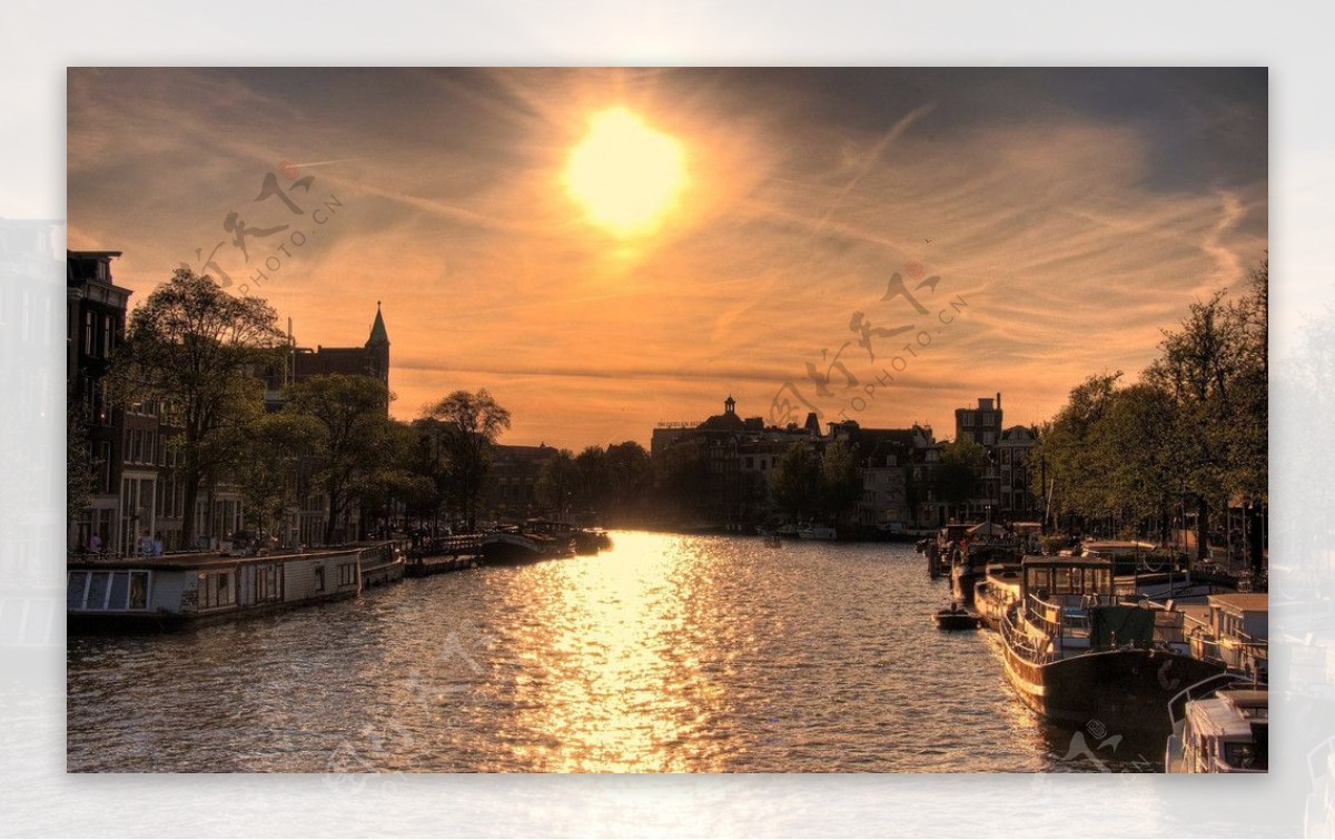 荷兰阿姆斯特丹斯特拉斯堡运河黄昏图片