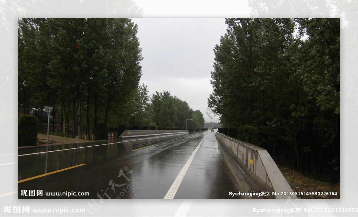 雨中公路图片