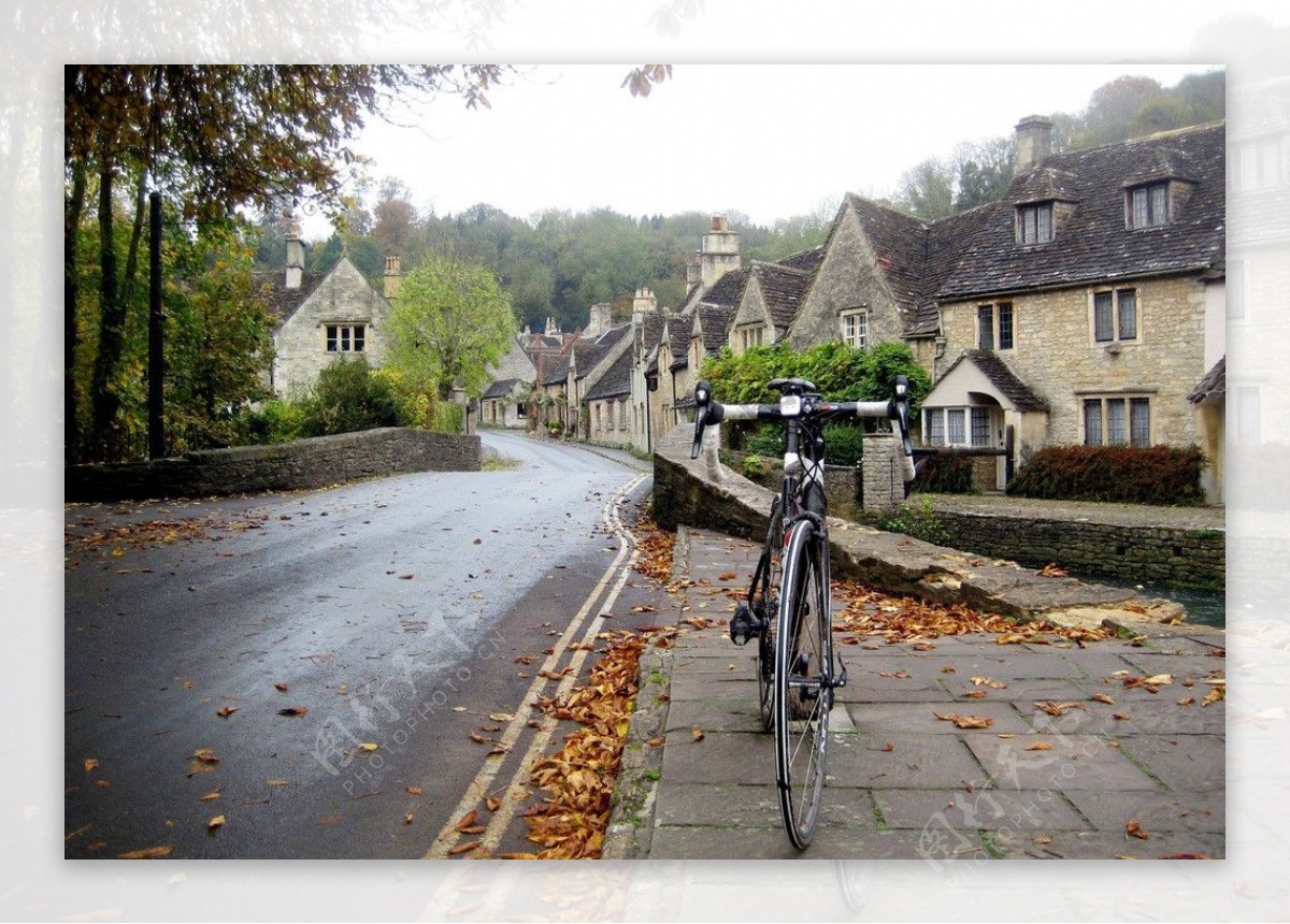 自行车与小镇美丽风景图片