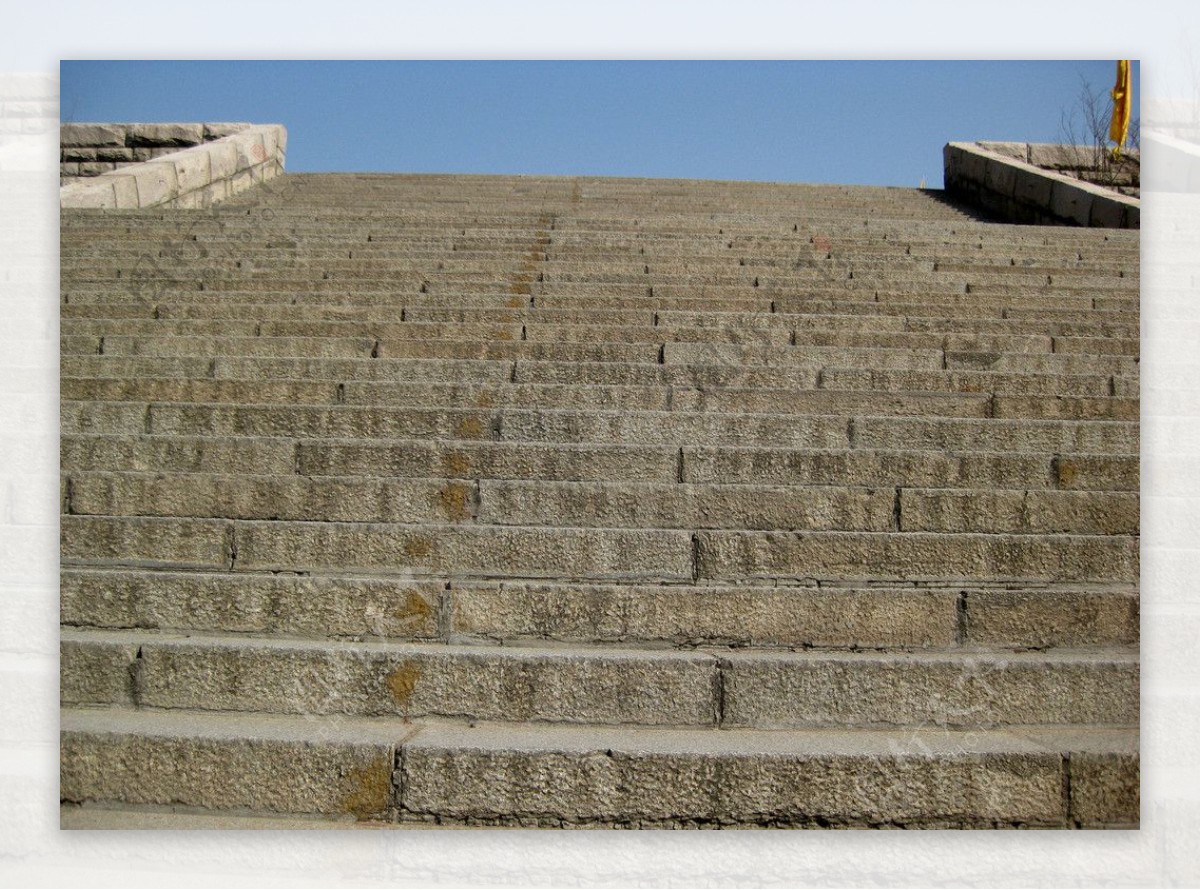 整体式混凝土台阶环绕“露天堡垒”— 扎卡特拉度假屋 | 建筑学院