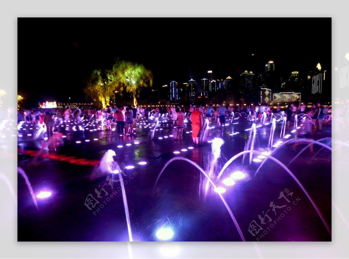 重庆市南滨路喷泉互动环节图片