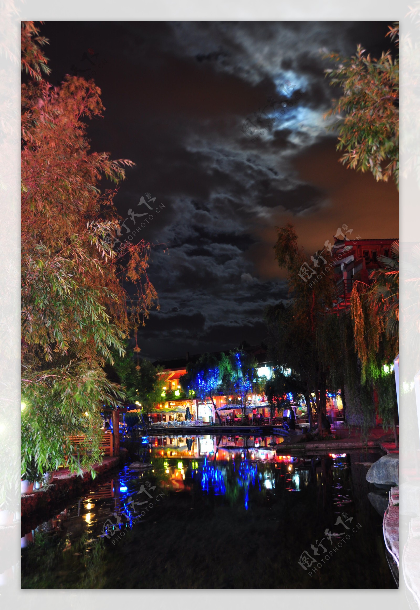云南束河酒吧街夜景图片