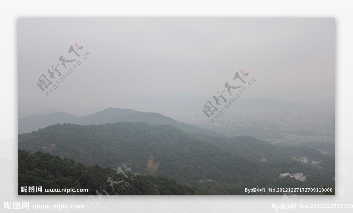 山中雾景图片