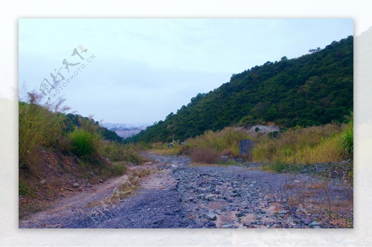 山水风景铁建道路图片