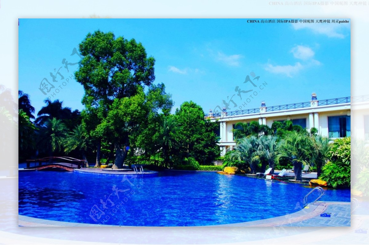 高山翠色蓝色泳池图片