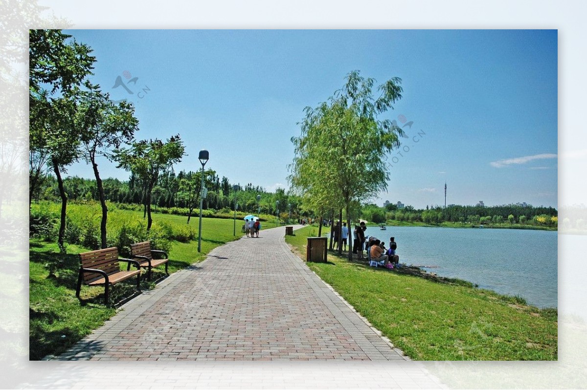 北京奥林匹克公园湖边小路图片