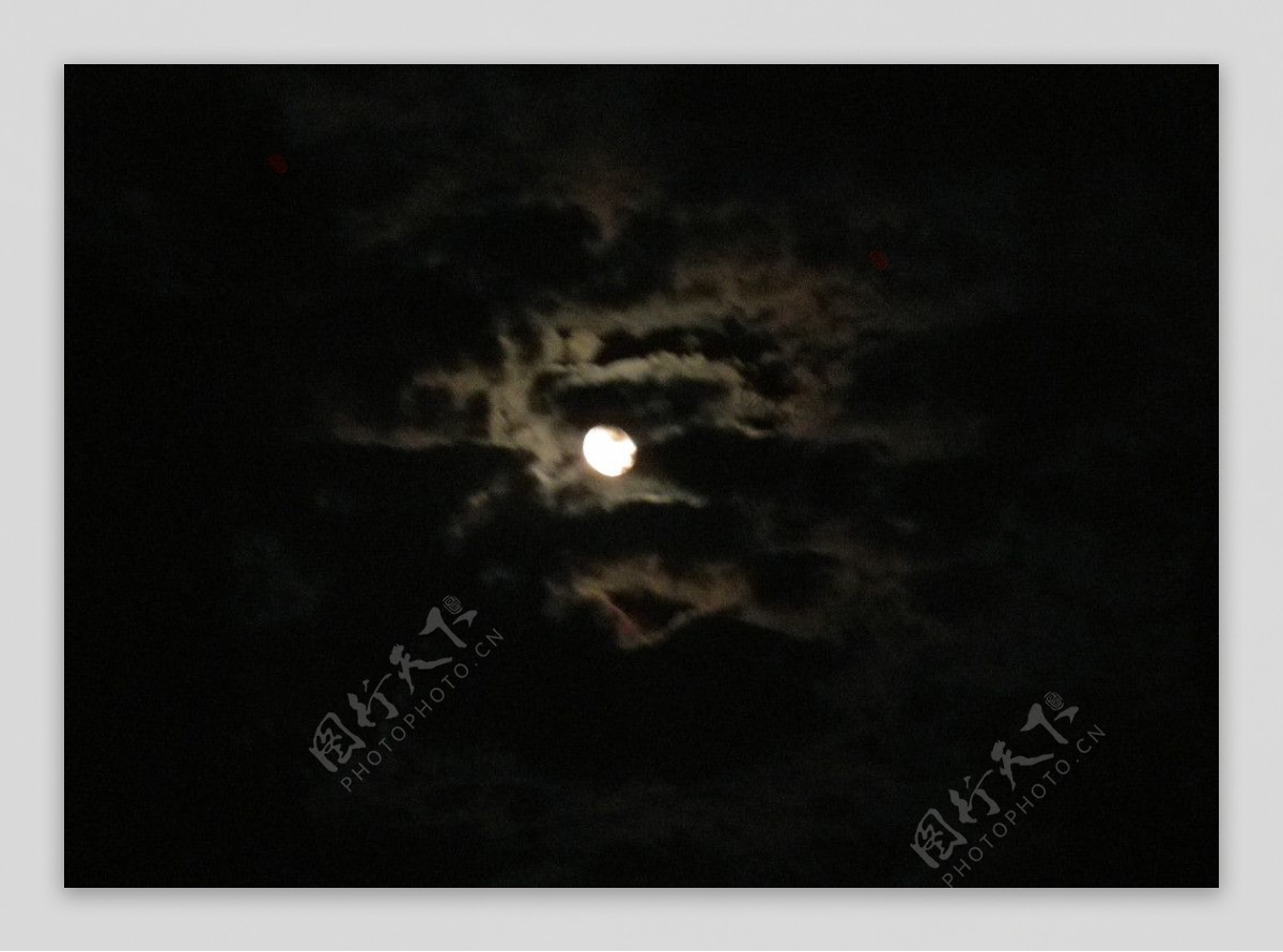 云遮月图片