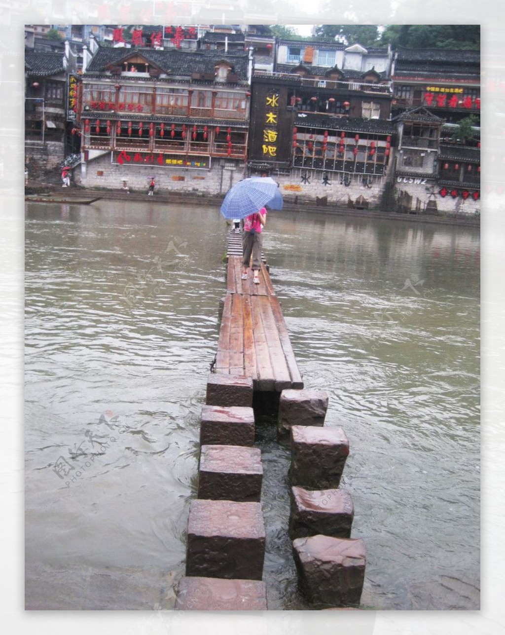 陀江的木板小桥图片