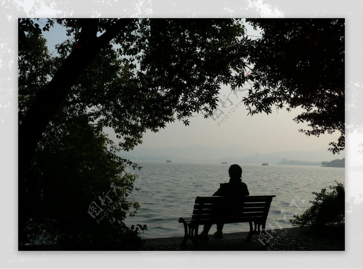 西湖剪影人物木椅图片