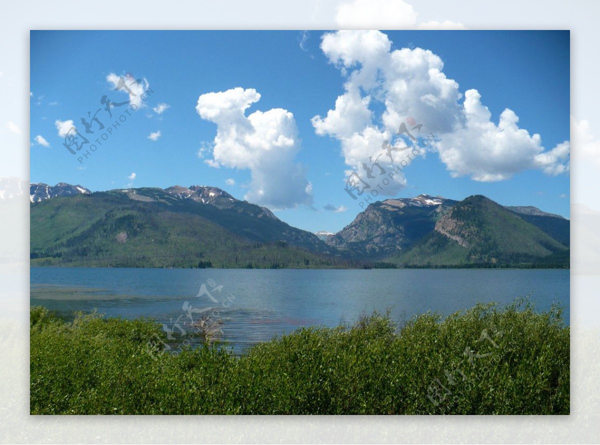 山区湖泊景色图片