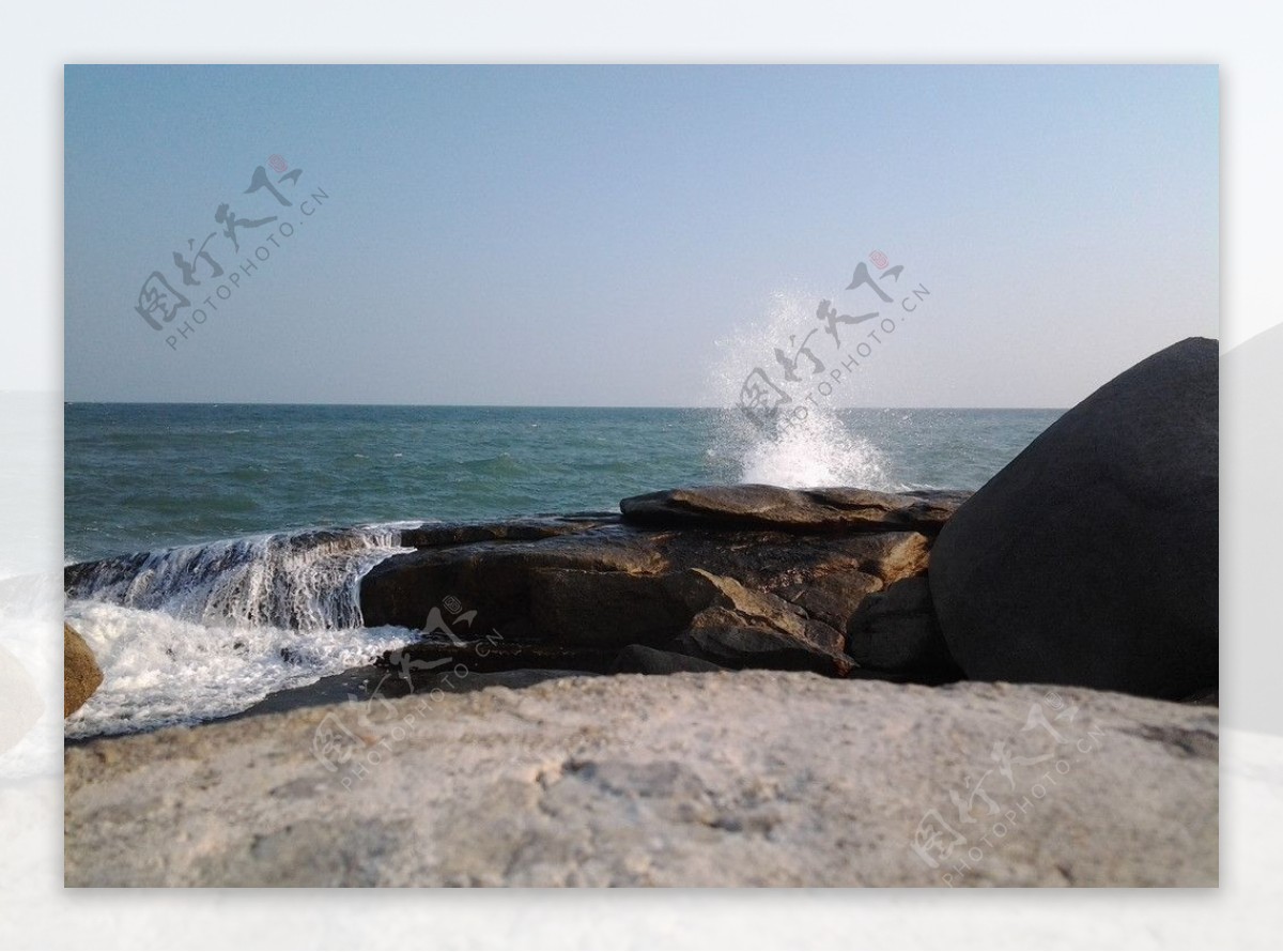 海浪击打海石图片