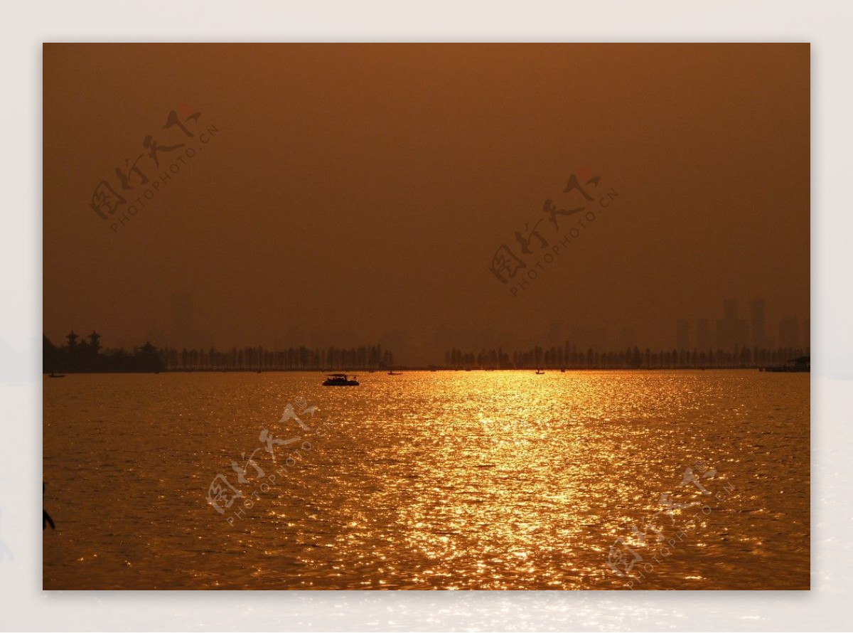 湖边落日图片