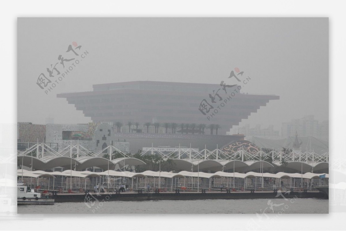 雨雾中世博中国馆图片