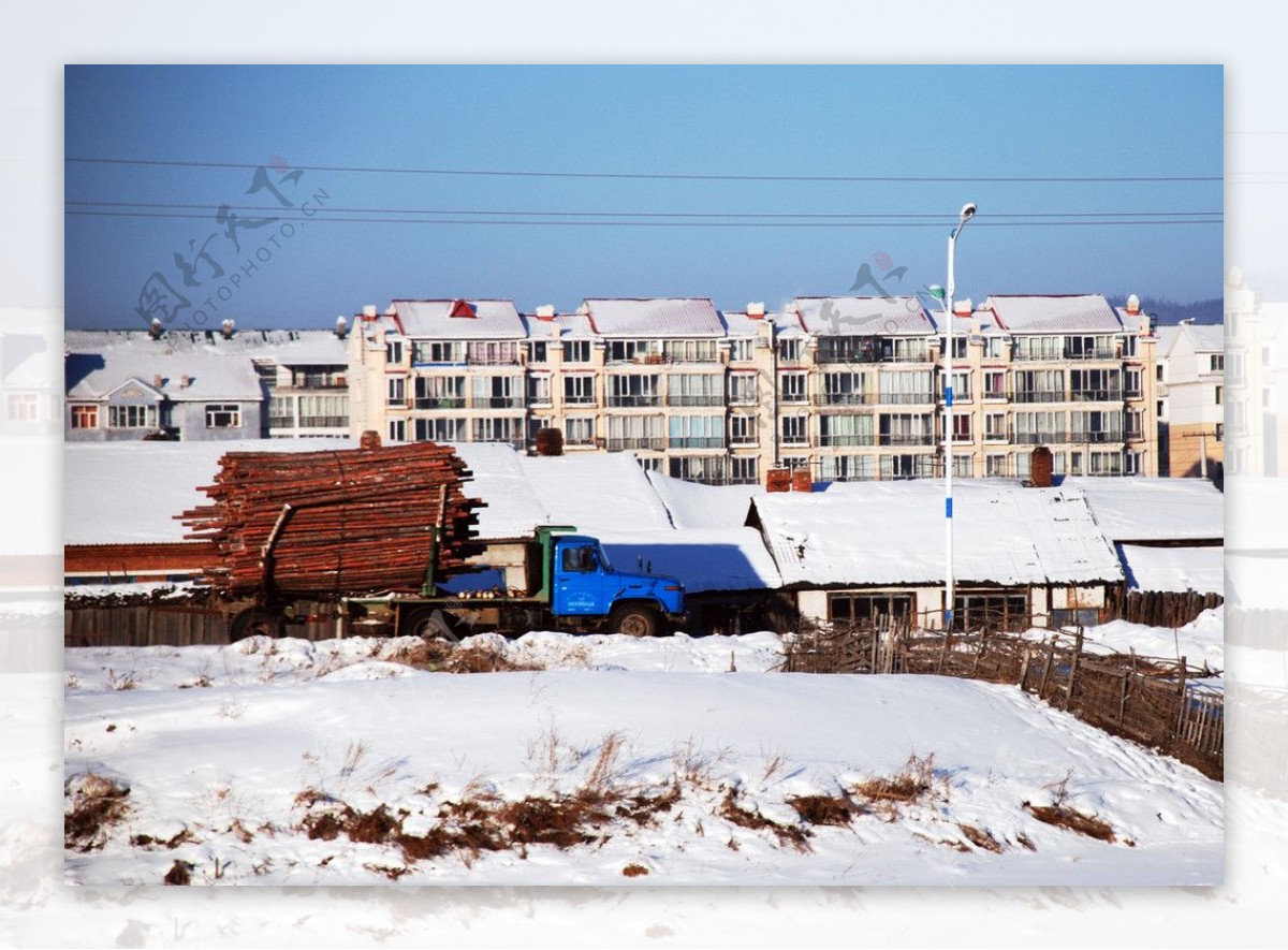 顺通南沿河公路雪景图片