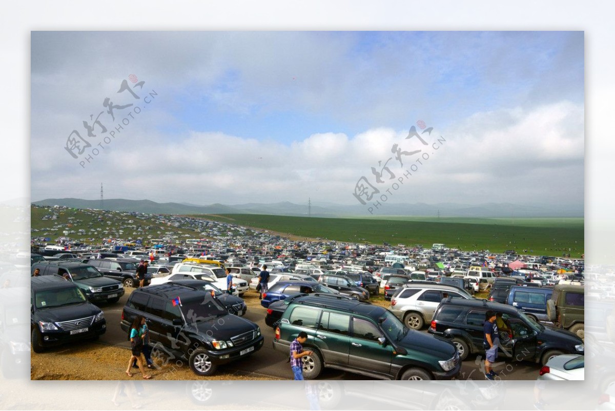 蒙古国草原上的停车场图片