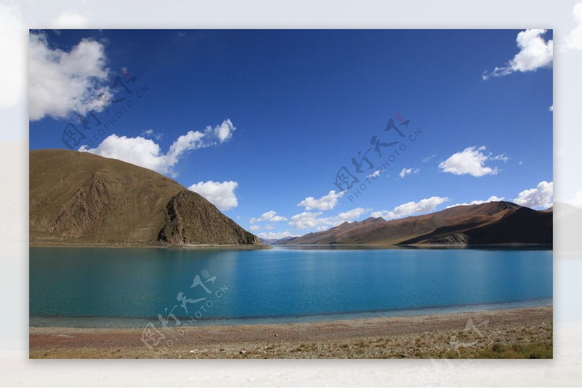 湛蓝的湖泊图片