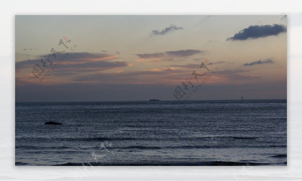 日出前的海邊图片