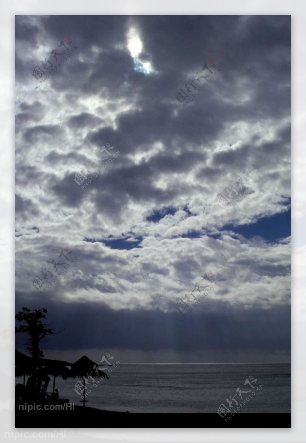 乌云下的海滨图片