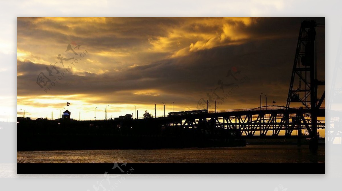 夕阳铁桥剪影黄昏云彩列车图片