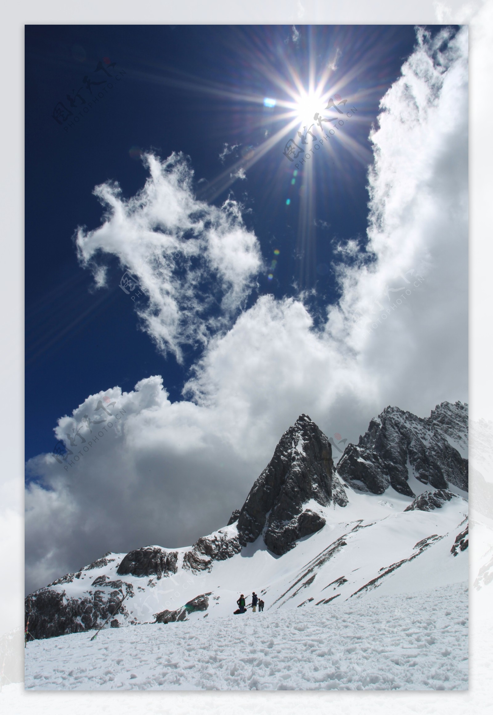 雪山阳光图片