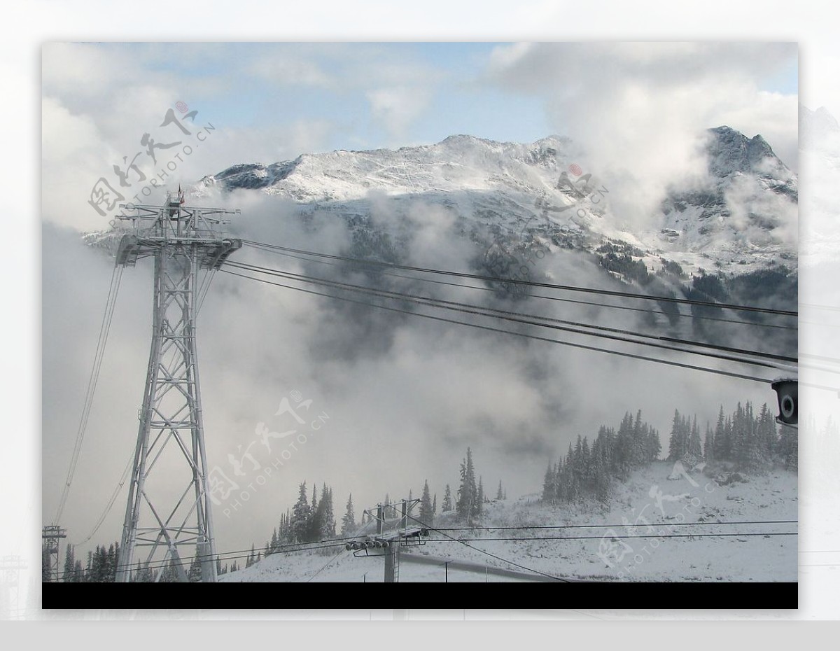 雪山电塔电缆图片