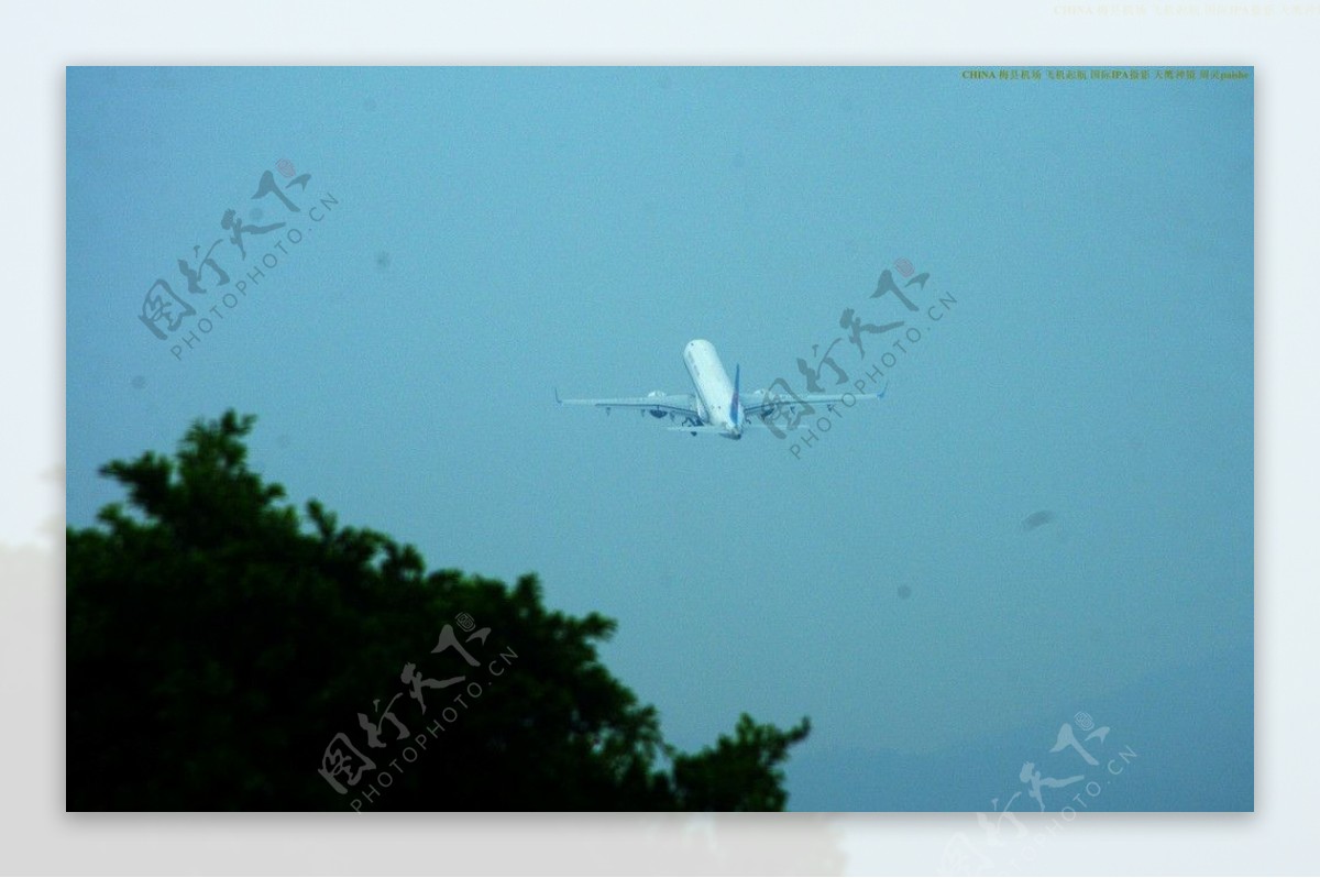 梅县机场飞机离地飞行图片