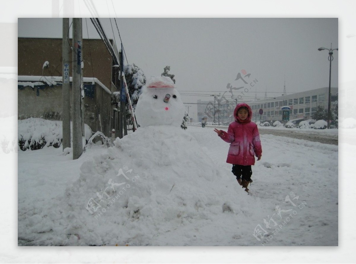 女孩与雪人合影图片