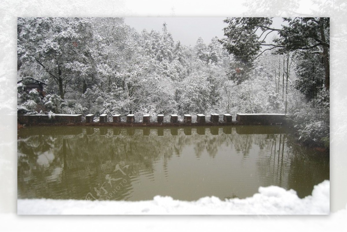 雪景小溪图片