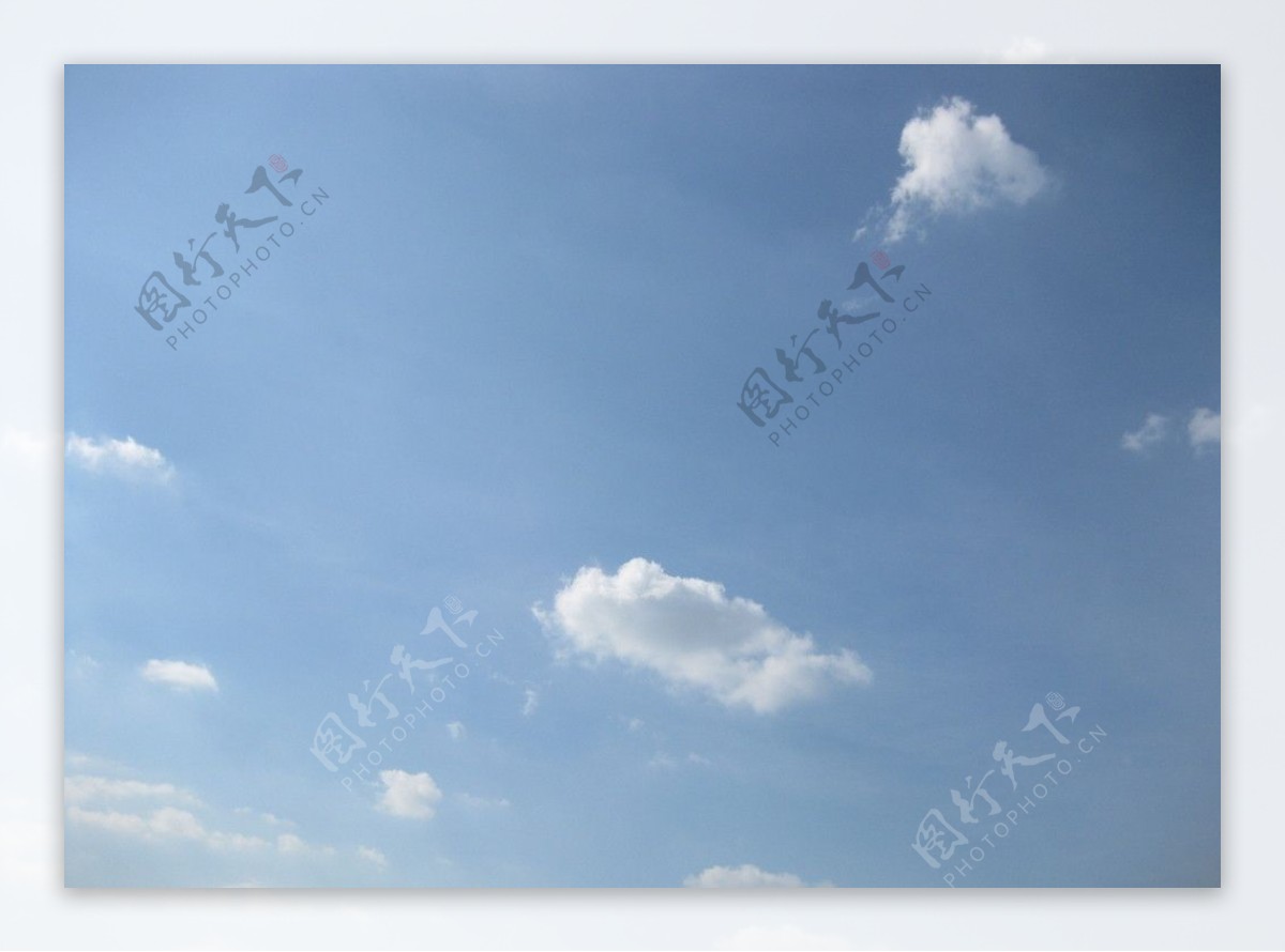 蓝天白云晴朗天空图片
