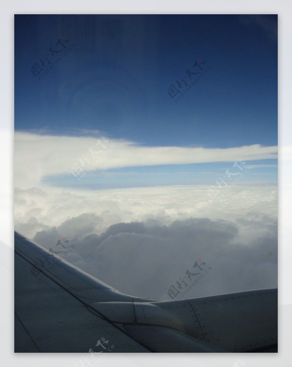 飞机窗外白云图片