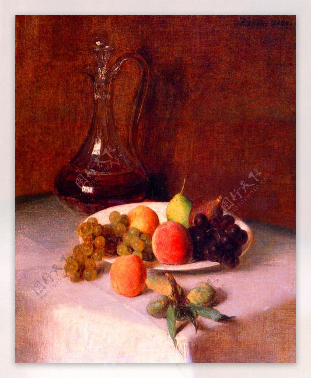 油画白色桌布上的一个玻璃水瓶酒和水果拼盘图片