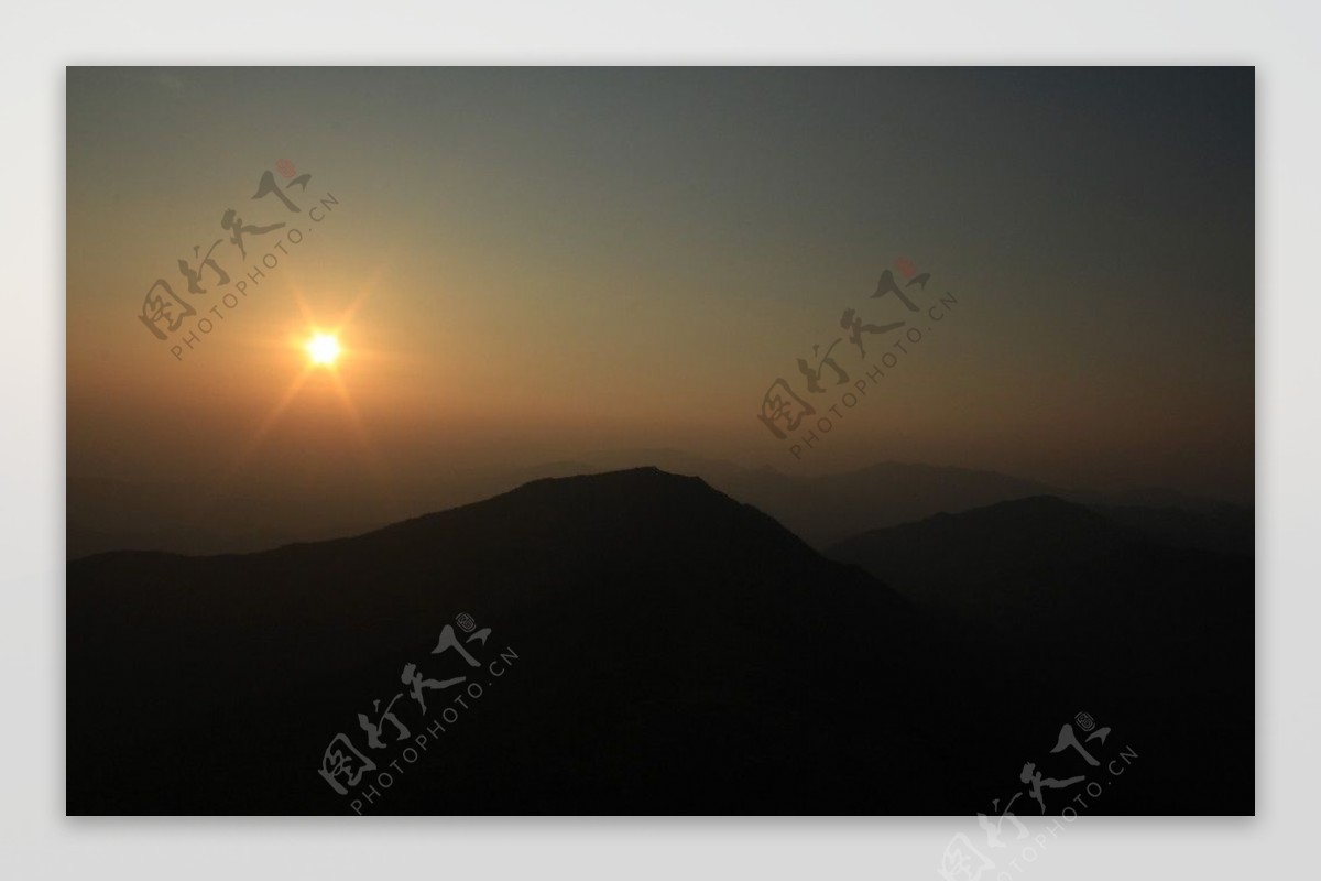 三片石山上的日落图片