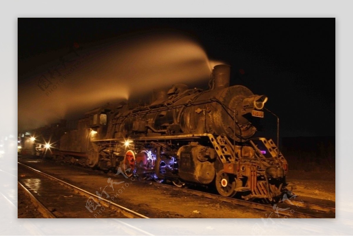 老式火车头夜景图图片