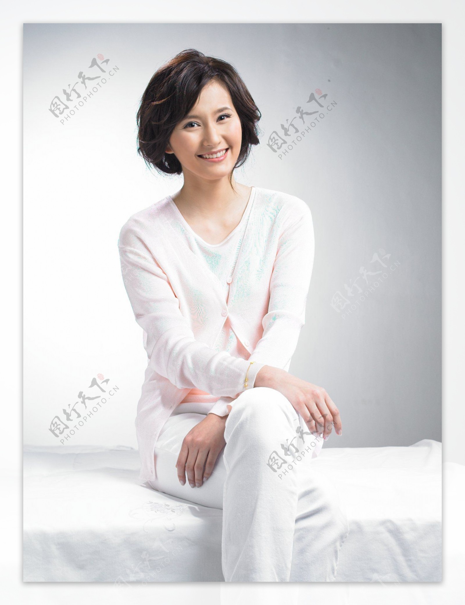 杨青白衣广告拍摄图片