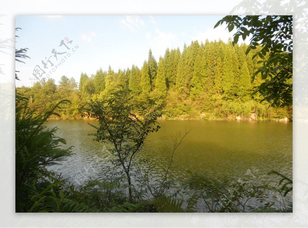 黄水湖光山色图片