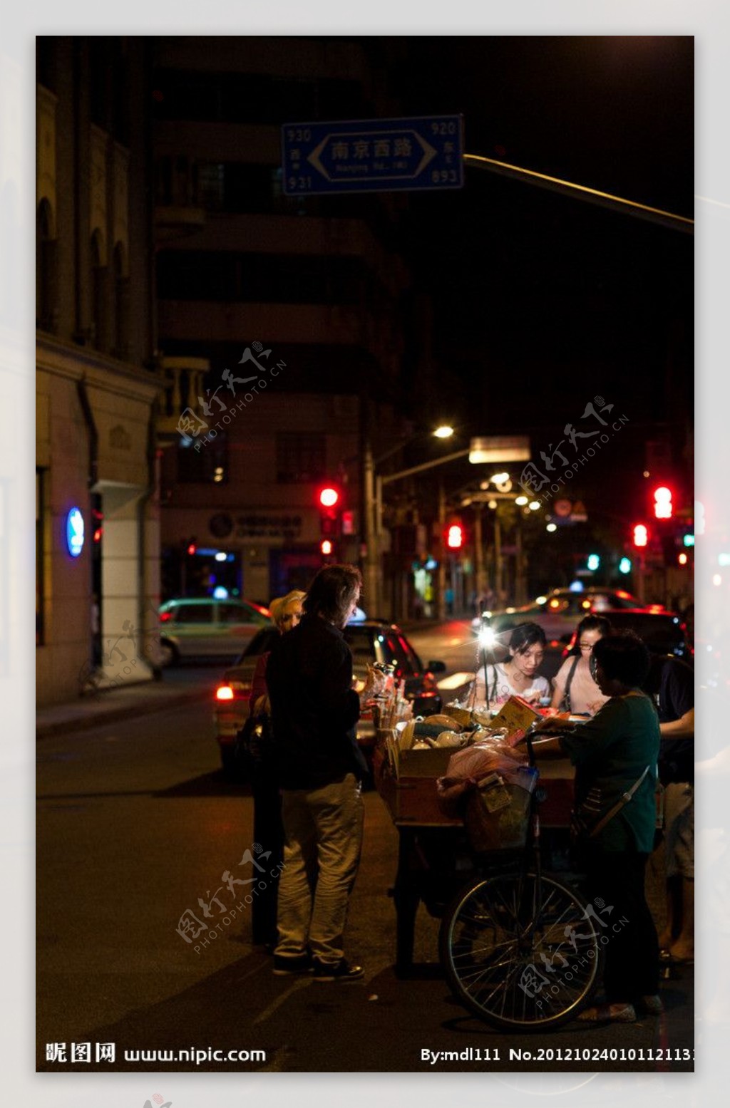 上海吴江路的街边小贩和顾客图片